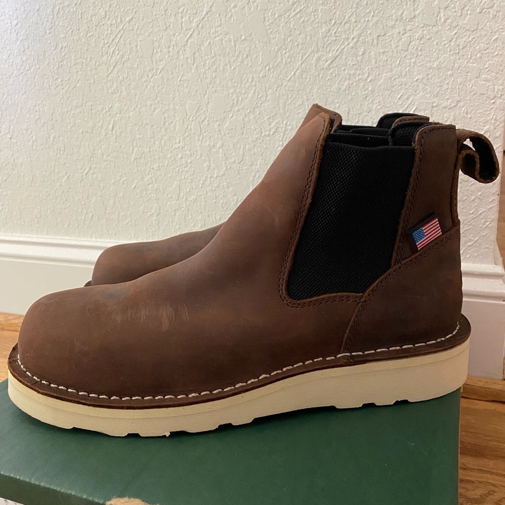 Men’s Danner Bull Run Chelsea Boots NWT